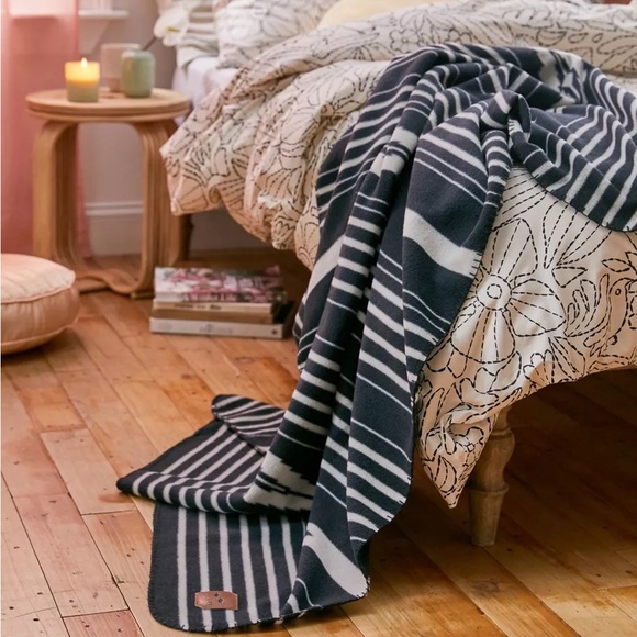 NWOT Slowtide Hayden Fleece Blanket - Picture 3 of 11